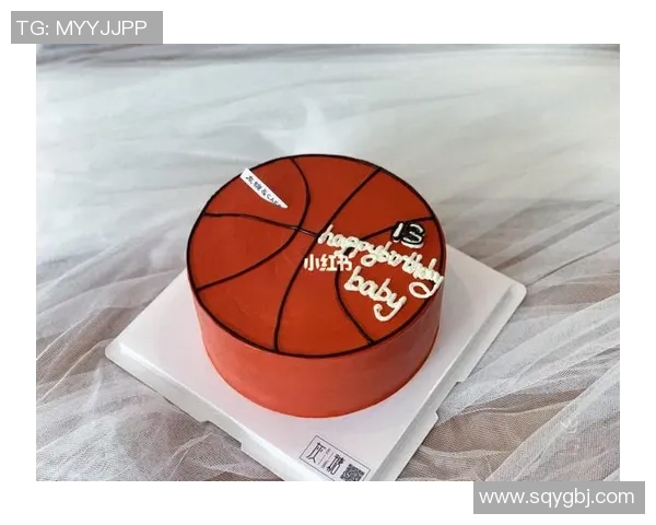 在篮球场上庆祝生日蛋糕与运动的完美结合让欢乐倍增